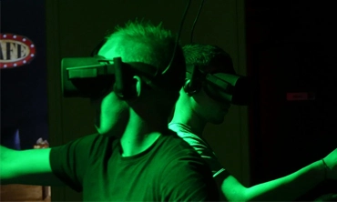 Joueurs dans une salle de réalité virtuelle
